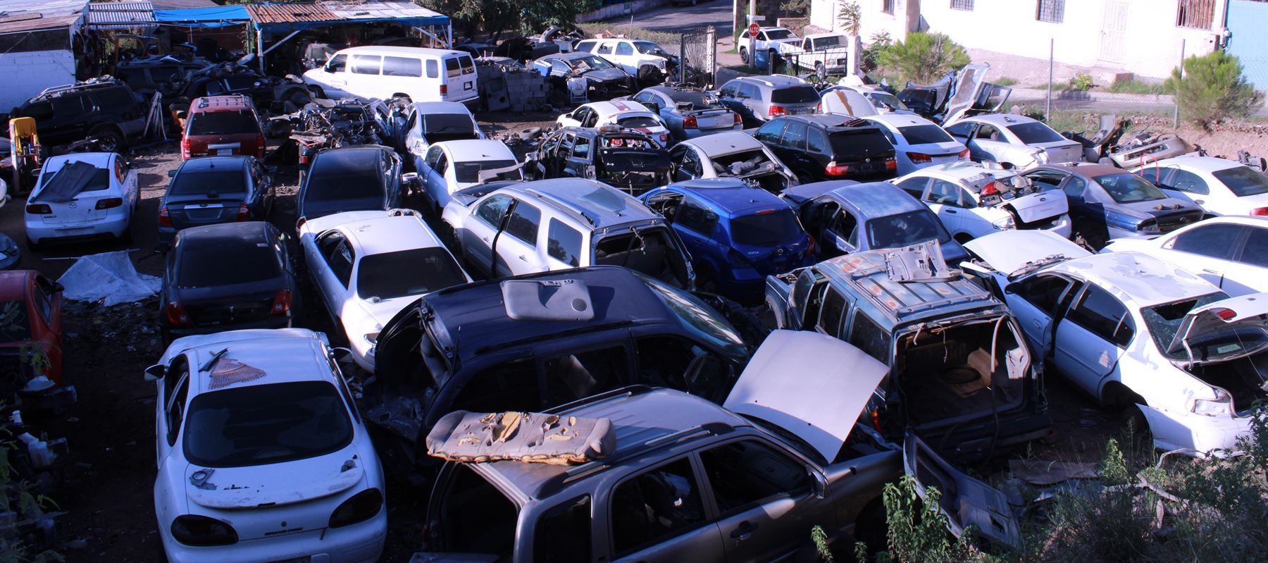 Lote de vehículos recién llegados al patio